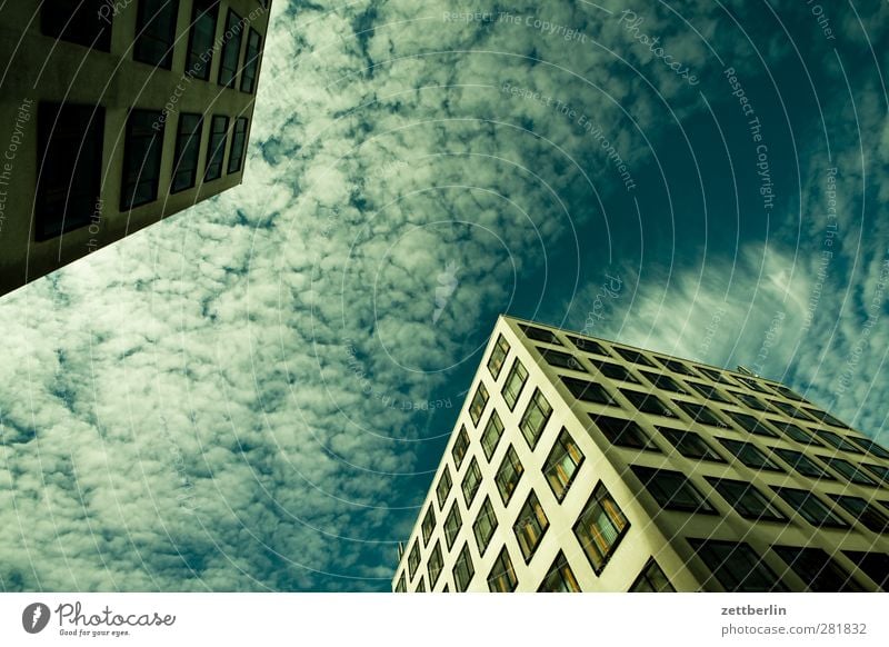 Neubau Stadt Hauptstadt Haus Bauwerk Gebäude Architektur Mauer Wand Fassade Fenster gut modern schön wallroth Ecke Himmel Wolken Farbfoto Gedeckte Farben