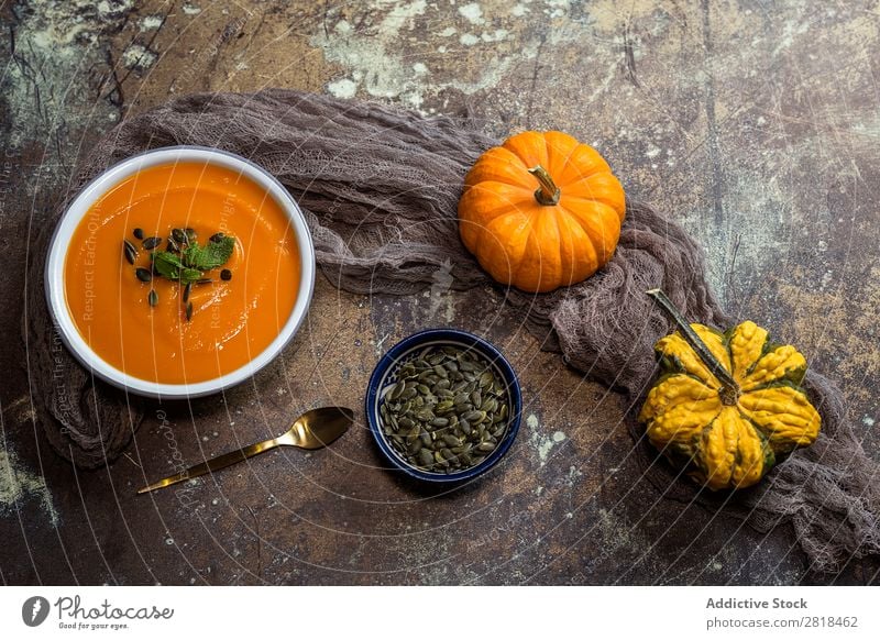 Kürbiscreme auf Schüssel Creme Suppe Gesunde Ernährung Eintopf Kürbisrohre Gemüse Vegetarische Ernährung Tradition gebastelt Löffel Serviette Holz Teller