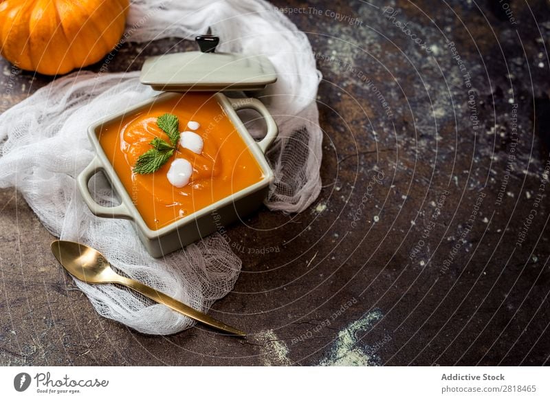 Kürbiscreme auf Schüssel Creme Suppe Gesunde Ernährung Eintopf Kürbisrohre Gemüse Vegetarische Ernährung Tradition gebastelt Löffel Serviette Holz Teller