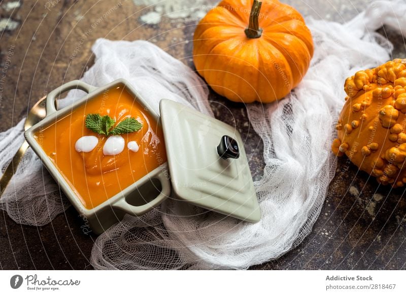 Kürbiscreme auf Schüssel Creme Suppe Gesunde Ernährung Eintopf Kürbisrohre Gemüse Vegetarische Ernährung Tradition gebastelt Löffel Serviette Holz Teller