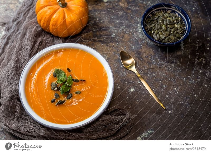 Kürbiscreme auf Schüssel Creme Suppe Gesunde Ernährung Eintopf Kürbisrohre Gemüse Vegetarische Ernährung Tradition gebastelt Löffel Serviette Holz Teller