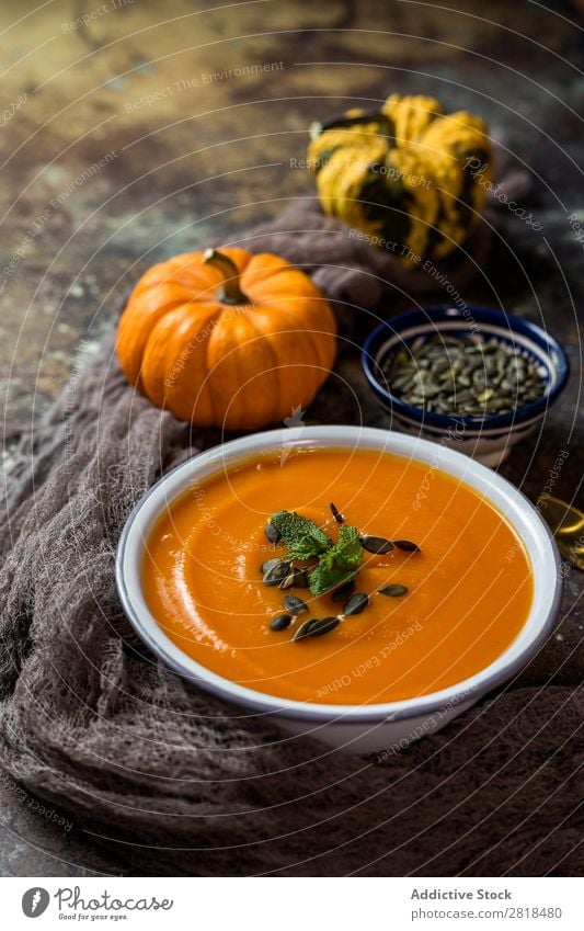 Kürbiscreme auf Schüssel Creme Suppe Gesunde Ernährung Eintopf Kürbisrohre Gemüse Vegetarische Ernährung Tradition gebastelt Löffel Serviette Holz Teller