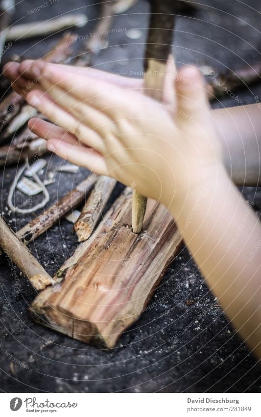 Alte Schule... Abenteuer Expedition Camping wandern Feuer Stein Holz blau braun gelb schwarz weiß Außenaufnahme anzünden Urzeit Hand feuerbohrer Reibung Physik