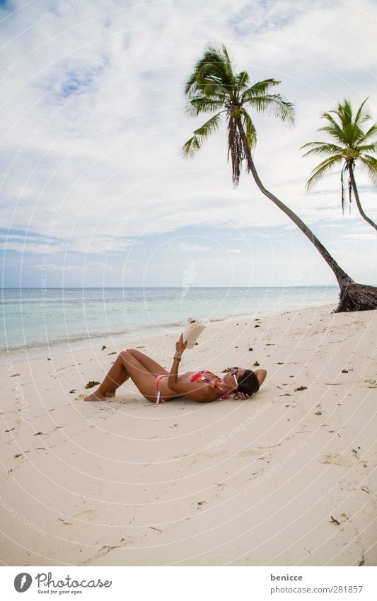 Book and Beach Frau Mensch Strand lesen Buch Erholung liegen Sandstrand Ferien & Urlaub & Reisen Hut Sonnenhut Bildung lernen Philippinen Meer Wasser Lächeln