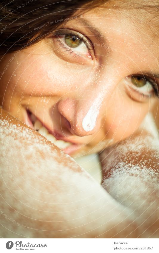 sonnenbad Frau Mensch Strand Ferien & Urlaub & Reisen Sand Sandstrand Porträt Nahaufnahme Erholung ruhig Erotik attraktiv Sonne Sonnenbad Haut Freude lachen