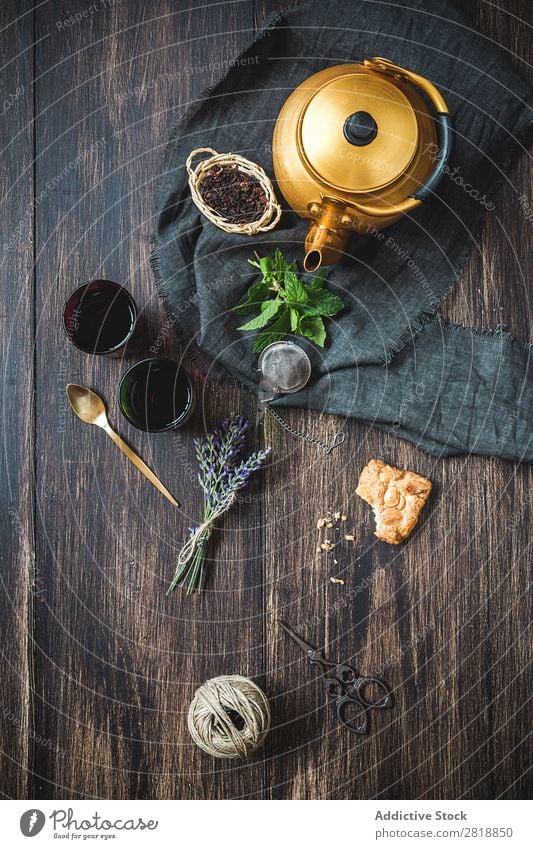 Arabischer Nana-Minztee im traditionellen Glas mit Minze Lebensmittel Tee Oma trinken Marokko Marokkaner Zimtkuchen Tisch Orientalisch grün verziert Afrika