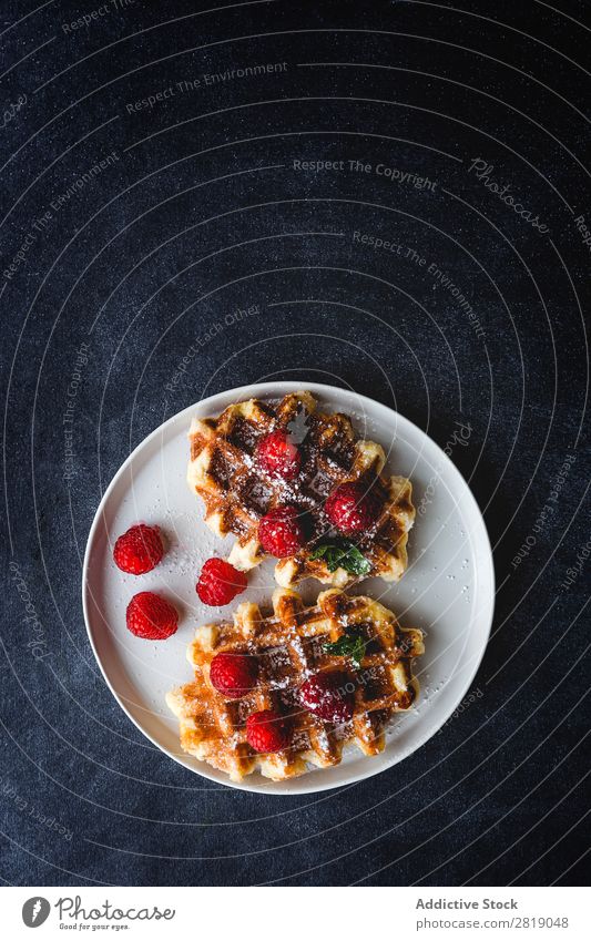 Waffel mit Sahne-Himbeeren und Schokoladen-Erdbeeren Lebensmittel süß Dessert Creme Belgier Frucht Kreativität lecker Geschmackssinn Zucker Kuchen Coolness