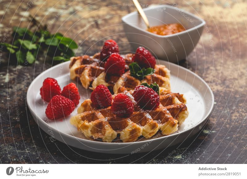 Waffel mit Sahne-Himbeeren und Schokoladen-Erdbeeren Lebensmittel süß Dessert Creme Belgier Frucht Kreativität lecker Geschmackssinn Zucker Kuchen Coolness