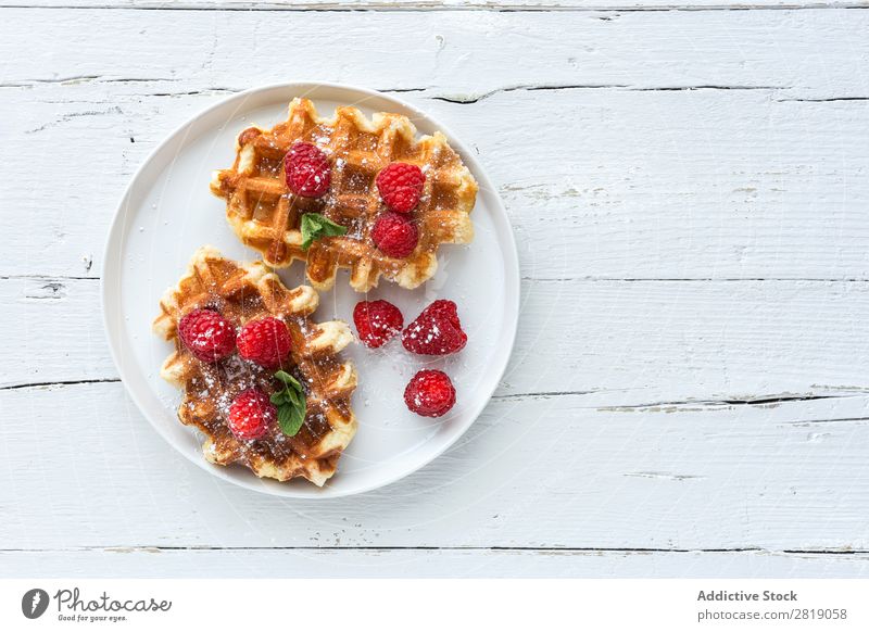 Waffel mit Sahne-Himbeeren und Schokoladen-Erdbeeren Lebensmittel süß Dessert Creme Belgier Frucht Kreativität lecker Geschmackssinn Zucker Kuchen Coolness