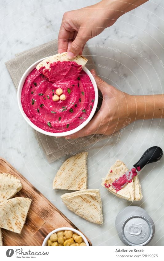 Rübe Hummus Rote Beete Hand Hintergrundbild Gesundheit Vegetarische Ernährung Vegane Ernährung Lebensmittel Diät Brot Holz Gemüse Mittagessen Vorspeise