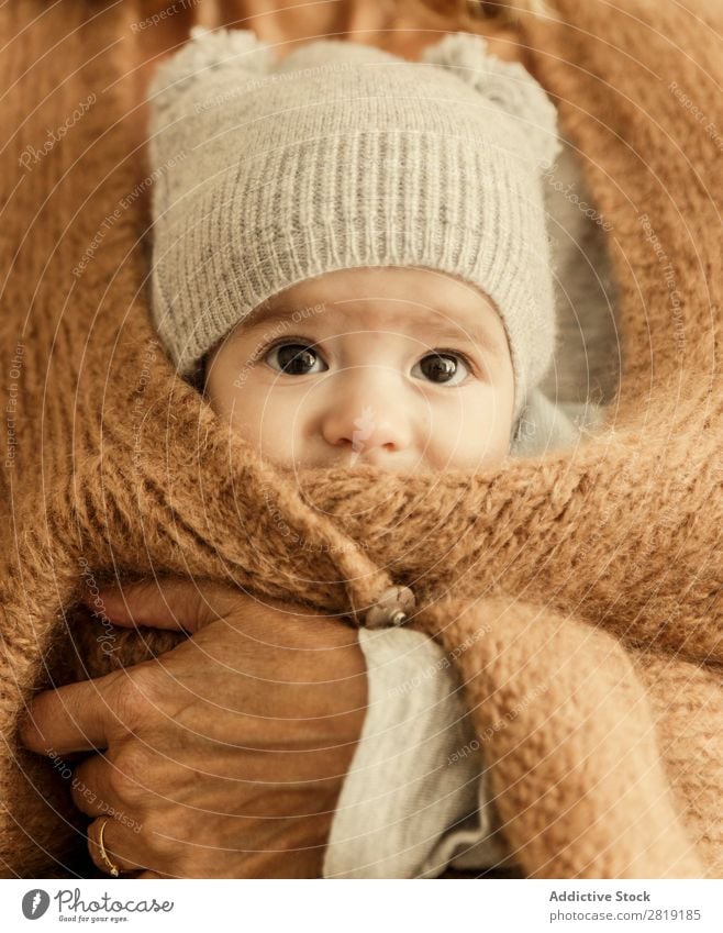 Junge in der Jacke Baby Kind Mama Mutter Großmutter Nizza Coolness niedlich hübsch Beautyfotografie klein Auge Lächeln Mensch Hand Ring Goldring Europa Spanisch