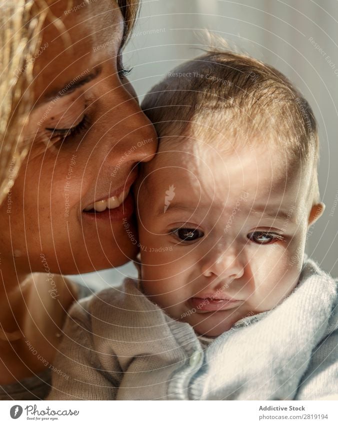 Mama und Baby Kind Junge Mutter Jacke Großmutter Nizza Coolness niedlich hübsch Beautyfotografie klein Auge Lächeln Mensch Hand Ring Goldring Europa Spanisch