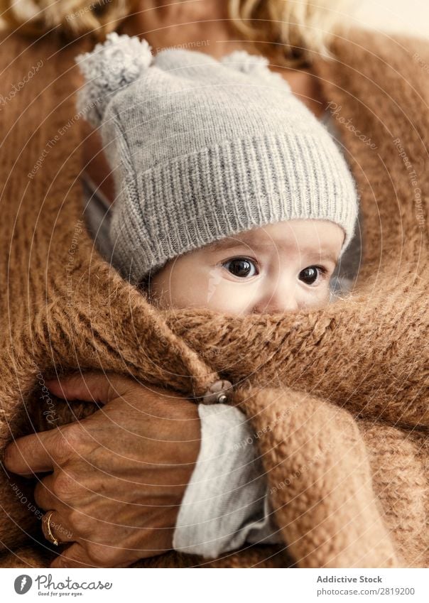 Baby schaut durch die Jacke hinaus. Kind Junge Mama Mutter Großmutter Nizza Coolness niedlich hübsch Beautyfotografie klein Auge Lächeln Mensch Hand Ring