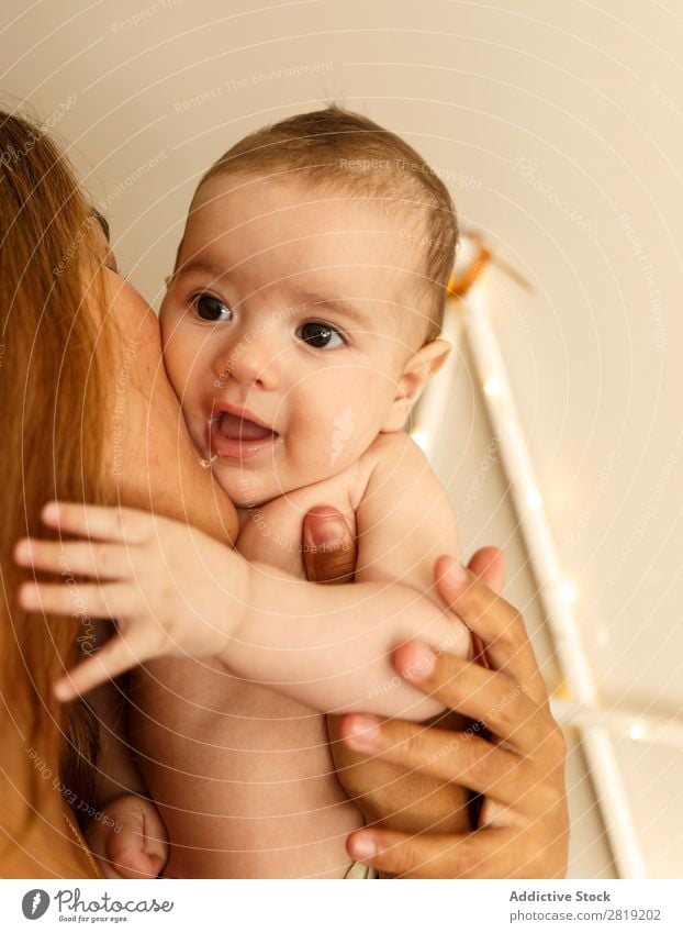 coole Babys und Mütter Kind Junge Mama Mutter Jacke Großmutter Nizza Coolness niedlich hübsch Beautyfotografie klein Auge Lächeln Mensch Hand Ring Goldring