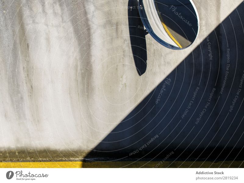 Garagenspiegel und Schatten Spiegel Park PKW Kreis Linie gelbe Linie Wand Beton Tür Hauseingang Tor Zugang Fahrzeug Verkehr Symbole & Metaphern Signal schwarz