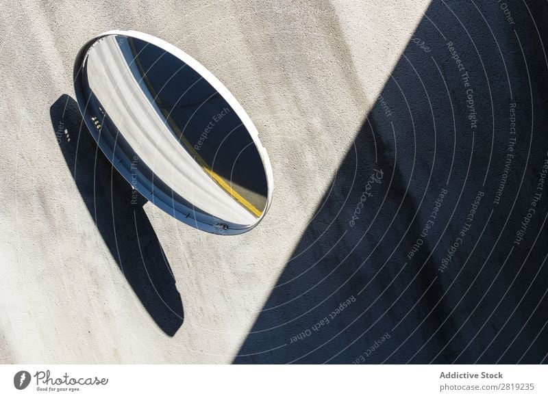 Garagenspiegel II Spiegel Park PKW Kreis Schatten Linie gelbe Linie Wand Beton Tür Hauseingang Tor Zugang Fahrzeug Verkehr Symbole & Metaphern Signal schwarz