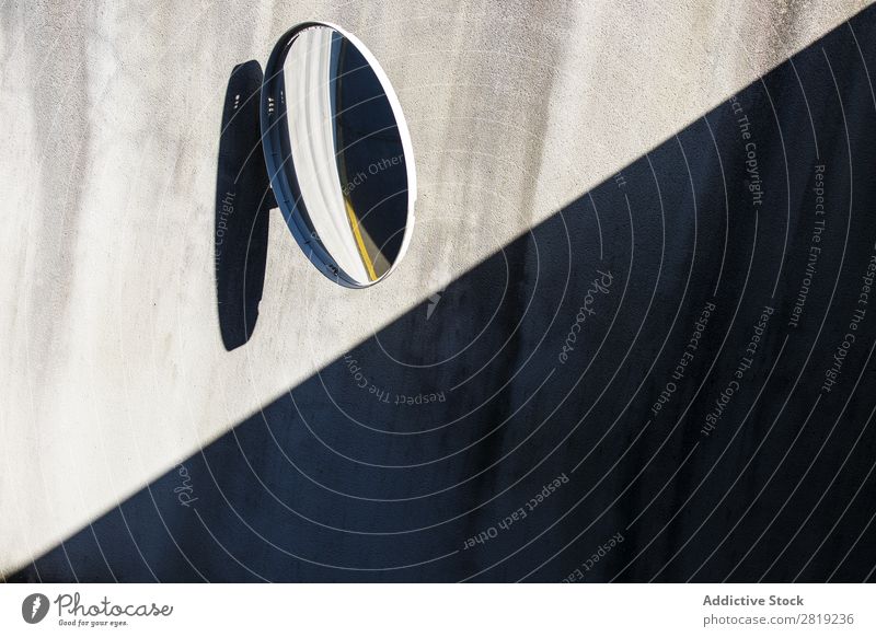 Garagenspiegel Spiegel Park PKW Kreis Schatten Linie gelbe Linie Wand Beton Tür Hauseingang Tor Zugang Fahrzeug Verkehr Symbole & Metaphern Signal schwarz