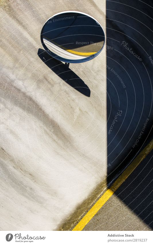 Spiegel der Garage zwischen den Schatten Park PKW Kreis Linie gelbe Linie Wand Beton Tür Hauseingang Tor Zugang Fahrzeug Verkehr Symbole & Metaphern Signal