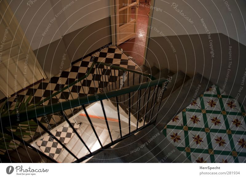 Cage d'escalier Haus Bauwerk Gebäude Architektur Mauer Wand Treppe alt Stadt mehrfarbig Treppenhaus Treppengeländer Tür Fliesen u. Kacheln Bodenplatten Farbfoto