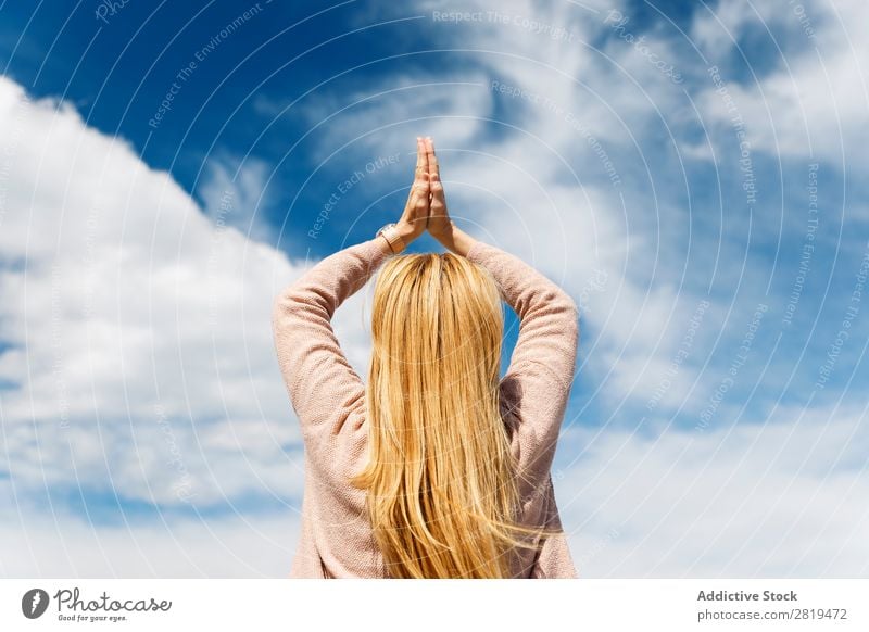 Blick in den Himmel Frau Yoga Wolken blond Erholung Yoga praktizieren Achtsamkeit Natur Aussicht Landschaft donostia gros San Sebastián Spanien Europa