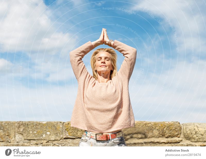 Yoga praktizieren Frau Himmel Wolken blond Erholung Achtsamkeit Natur Aussicht Landschaft donostia gros San Sebastián Spanien Europa Meditation Erwachsene Yogi