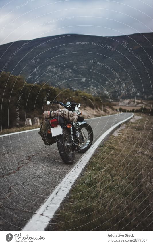 Geparkte Motorräder am Straßenrand Landschaft Berge u. Gebirge Freiheit Fahrbahn Motorrad reisend Wege & Pfade Abenteuer geparkt Verkehr Menschenleer Natur