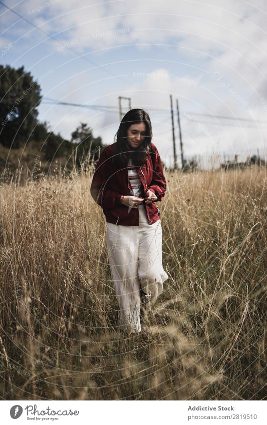 Junge Frau geht auf dem Feld spazieren laufen getrocknet hübsch Natur Herbst schön Jugendliche Gras Lifestyle Beautyfotografie Porträt Mädchen Landwirtschaft