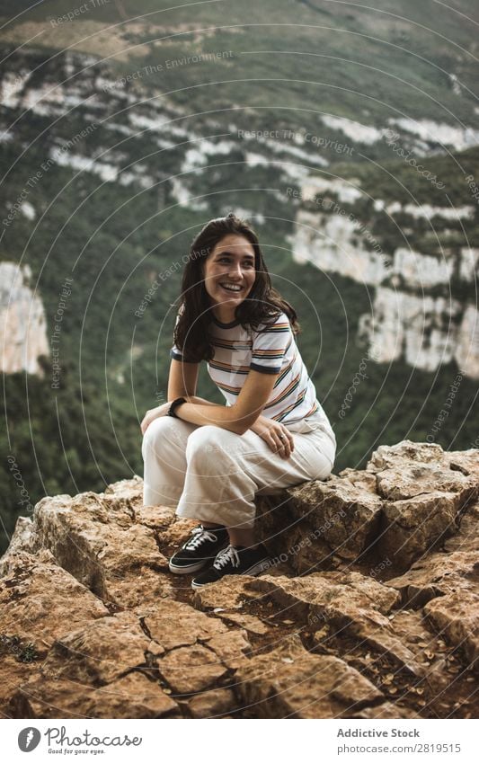 Lächelnde Frau auf Stein sitzend Berge u. Gebirge Natur Jugendliche Mädchen Felsen Ferien & Urlaub & Reisen Sommer Glück Mensch Abenteuer schön Landschaft