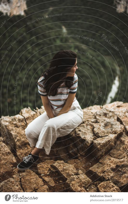 Frau sitzt auf Stein Berge u. Gebirge Natur Jugendliche Mädchen Felsen Ferien & Urlaub & Reisen Sommer Glück Mensch Abenteuer schön Landschaft Aussicht Gipfel