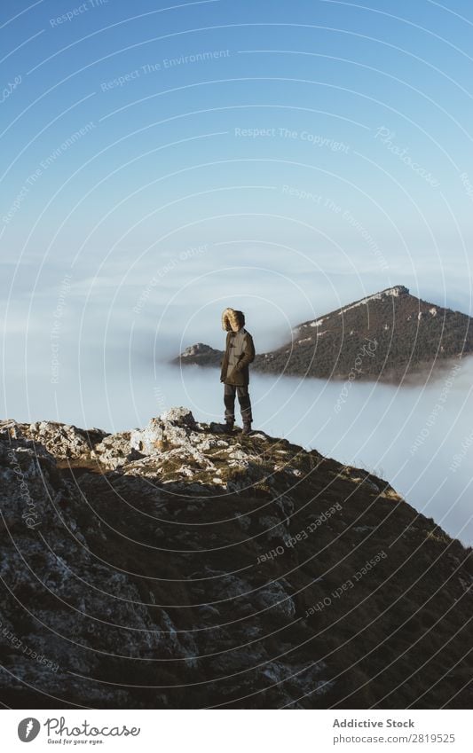 Mann auf felsigem Felsen in Wolken Börde Berge u. Gebirge Aussicht Wanderer Höhe Natur Gipfel Aktion dick wandern stehen Klippe majestätisch Fernweh unbegrenzt