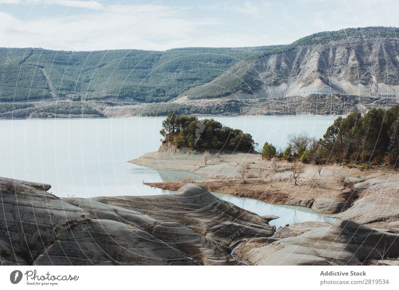 Seeufer in den Bergen Küste Stein Berge u. Gebirge Wasser Landschaft schön Strand Natur Ferien & Urlaub & Reisen friedlich Jahreszeiten Erholung romantisch