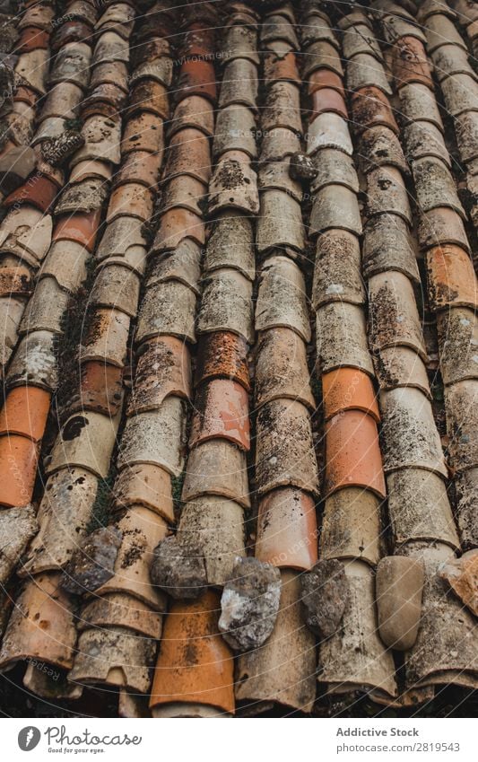 Nahaufnahme der Dachziegelstruktur Fliesen u. Kacheln alt schäbig Keramik Material Konsistenz Texturhintergrund Muster verwittert rau abstrakt Konstruktion Haus