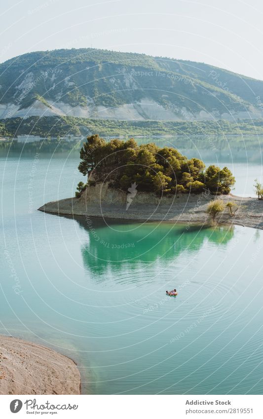 Kleines Boot, das im Bergsee segelt. Küste See Stein Berge u. Gebirge Wasser Landschaft Wasserfahrzeug klein Gefäße Segeln türkis schön Strand Natur