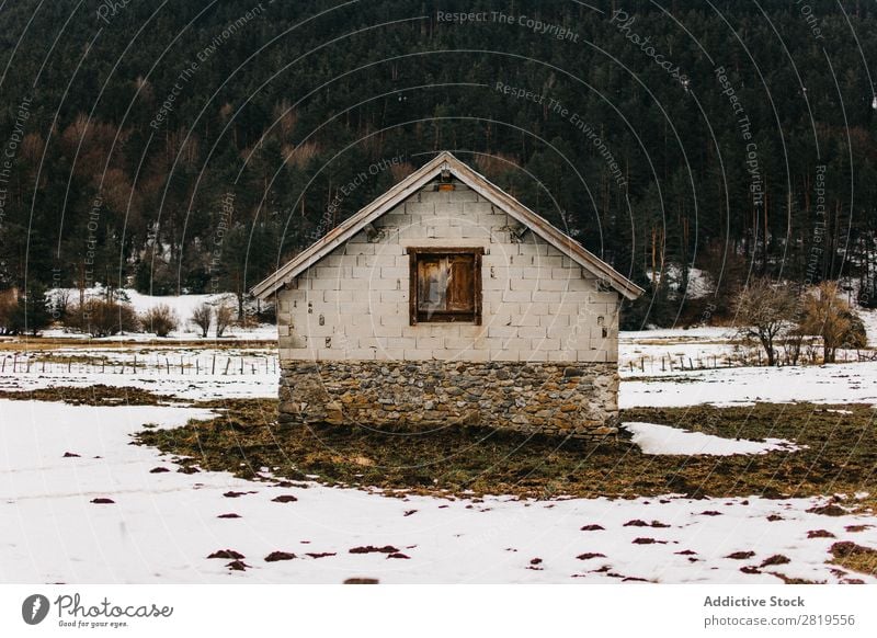 Kleines Haus im Winter Natur klein heimwärts Architektur Gebäude natürlich Anwesen Landschaft schön Umwelt Strukturen & Formen Konstruktion Außenseite Wald