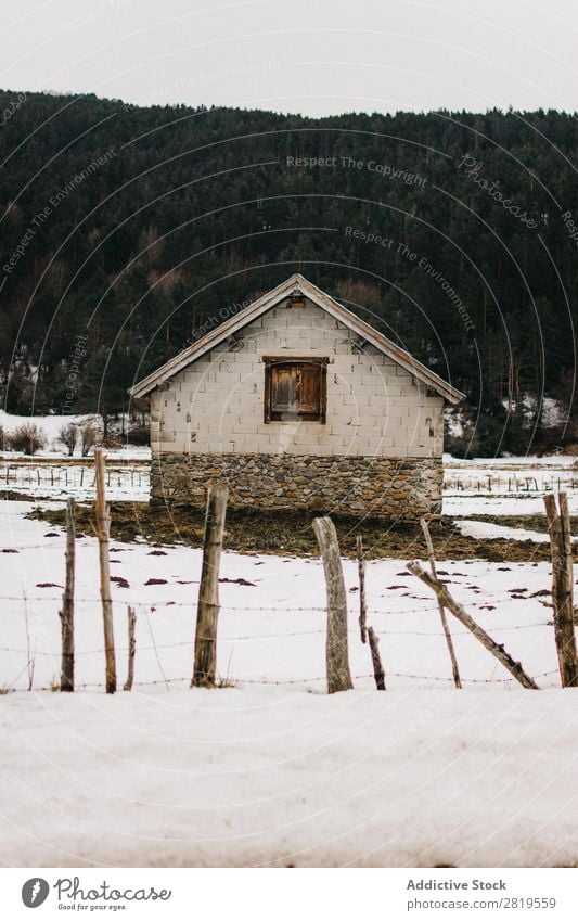 Kleines Haus im Winter Natur klein heimwärts Architektur Gebäude natürlich Anwesen Landschaft schön Umwelt Strukturen & Formen Konstruktion Außenseite Wald