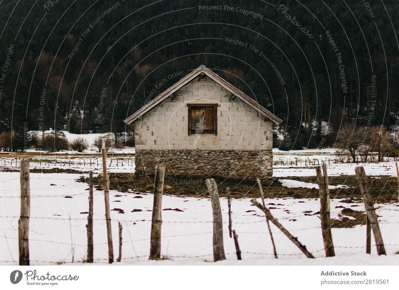 Kleines Haus im Winter Natur klein heimwärts Architektur Gebäude natürlich Anwesen Landschaft schön Umwelt Strukturen & Formen Konstruktion Außenseite Wald