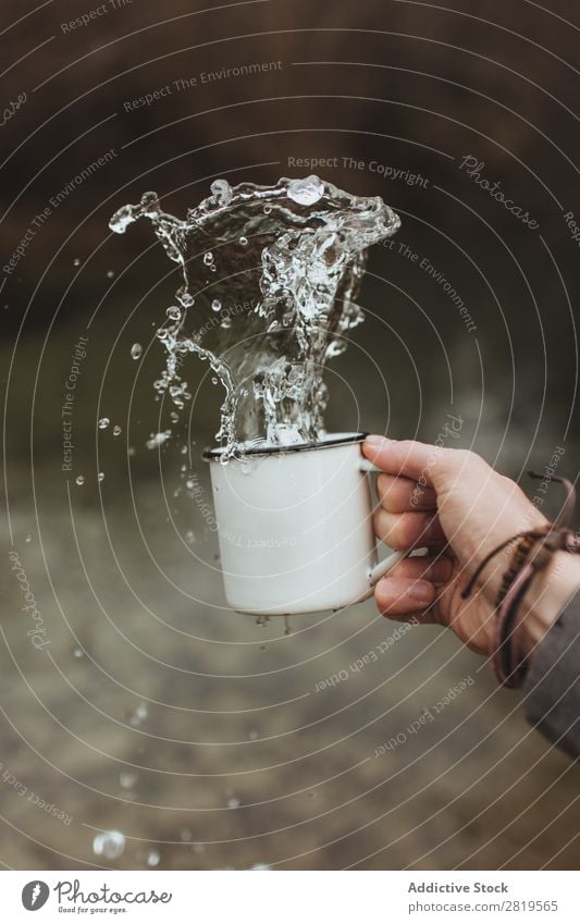 Handwaschwasser aus der Tasse Geplätscher Wasser Sauberkeit Gesundheit Gießen frisch Tropfen trinken liquide platschen Reinheit anschaulich nass Erfrischung