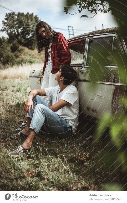 Junge Menschen in der Nähe von alten Autos PKW anlehnen sprechen Straße Ferien & Urlaub & Reisen Verkehr Freizeit & Hobby Frau Mann Jugendliche Lächeln Glück