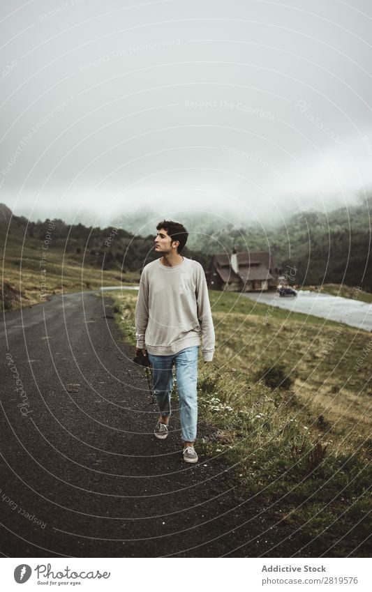 Mann mit Kamera auf dem Land unterwegs Fotokamera Landschaft Mensch attraktiv gutaussehend Freizeit & Hobby Ausflug Tourist lässig Natur Jugendliche