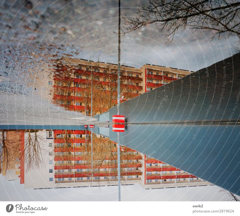 Bautzen geht baden Wasser Himmel Wolken Winter Baum Zweige u. Äste Pfütze Haus Platz Gebäude Plattenbau DDR Mauer Wand Fassade Balkon Fenster Parkplatz