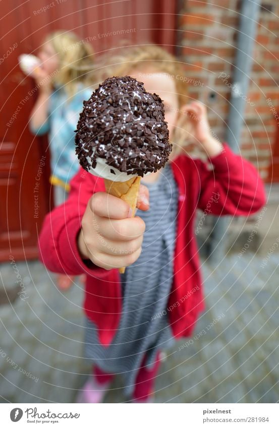 Ma' lecken? Speiseeis Sommer Mädchen Geschwister Hand 2 Mensch 3-8 Jahre Kind Kindheit Wärme blond Essen genießen lecker süß weich rot schwarz weiß Freude