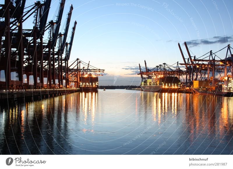 Burchardkai am Abend Architektur Landschaft Wasser Himmel Wolken Seeufer Flussufer Bucht Hamburg Stadt Hafenstadt Gefühle Farbfoto Außenaufnahme Dämmerung