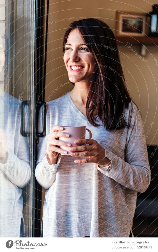 Schöne junge Frau, die zu Hause Kaffee trinkt. Tee Lifestyle Freude Glück schön Erholung ruhig Erfolg Mensch feminin Junge Frau Jugendliche Erwachsene 1