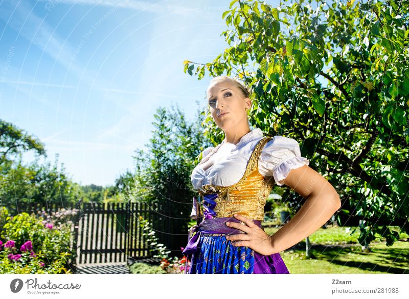 Heimat Stil Oktoberfest Jahrmarkt feminin Junge Frau Jugendliche 1 Mensch 18-30 Jahre Erwachsene Landschaft Wolkenloser Himmel Sommer Schönes Wetter Baum Garten