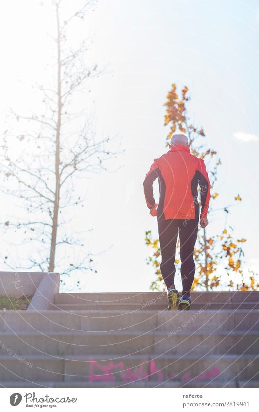 Rückansicht eines älteren kaukasischen Athleten, der ein Mannstraining durchführt. Lifestyle Erholung Freizeit & Hobby Sport Klettern Bergsteigen Joggen Mensch