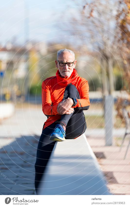 Vorderansicht eines älteren Mannes mit Sportbekleidung und Brille Lifestyle Erholung Mensch maskulin Erwachsene Männlicher Senior 1 60 und älter Park Bekleidung