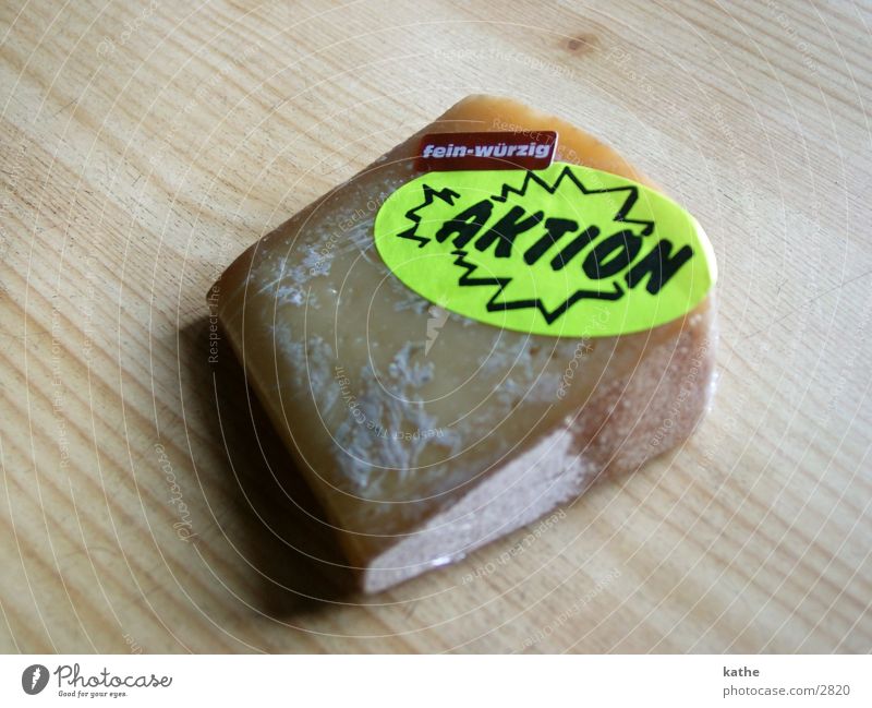 aktionskäse Käse Aktion Tisch Holz Etikett Ernährung sonderangebot