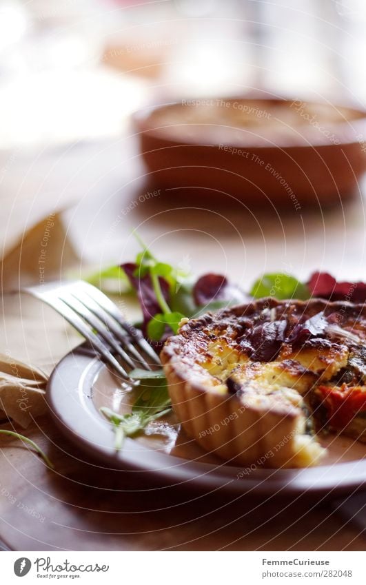 Quiche. Lebensmittel Fleisch Käse Milcherzeugnisse Gemüse Teigwaren Backwaren Kräuter & Gewürze Ernährung Mittagessen Abendessen Büffet Brunch Festessen