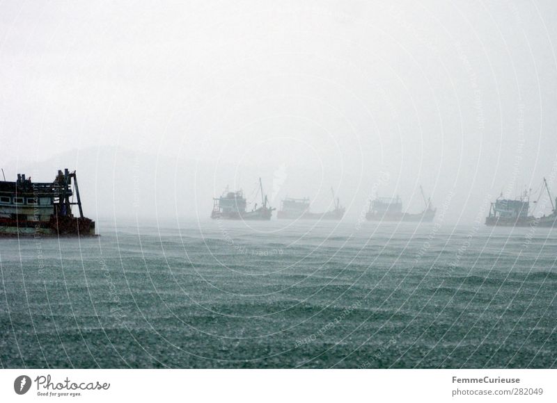 Heavy seas. Natur schlechtes Wetter Wind Nebel Regen Gewitter Bucht Fischerdorf Hafenstadt Heimweh Abenteuer Unwetter Unwetterwarnung Sturm Regenwasser