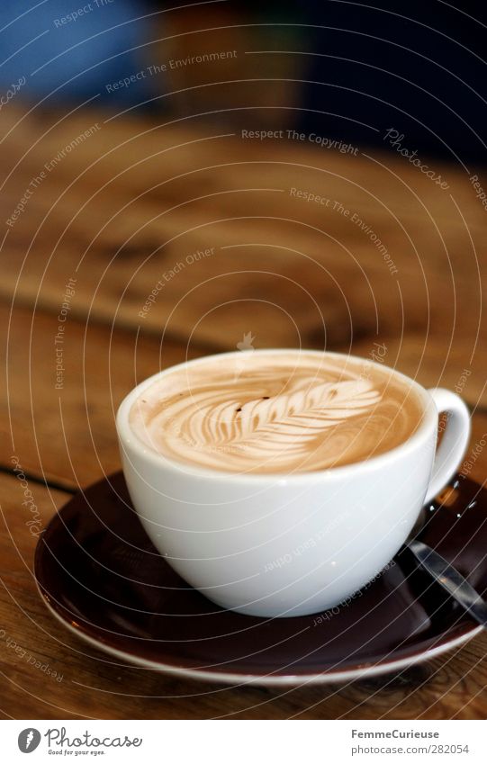 Hot chocolate break. Getränk trinken Heißgetränk Milch Kakao Kaffee Teller Tasse genießen Milchschaum Blatt braun weiß Holztisch Kaffeelöffel Tisch Tischplatte